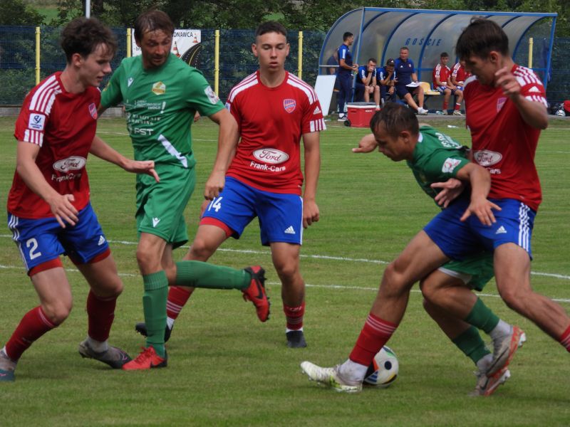 Na zdjęciu walka o piłkę na boisku podczas meczu kontrolnego RKS Lechia z Raków II Częstochowa