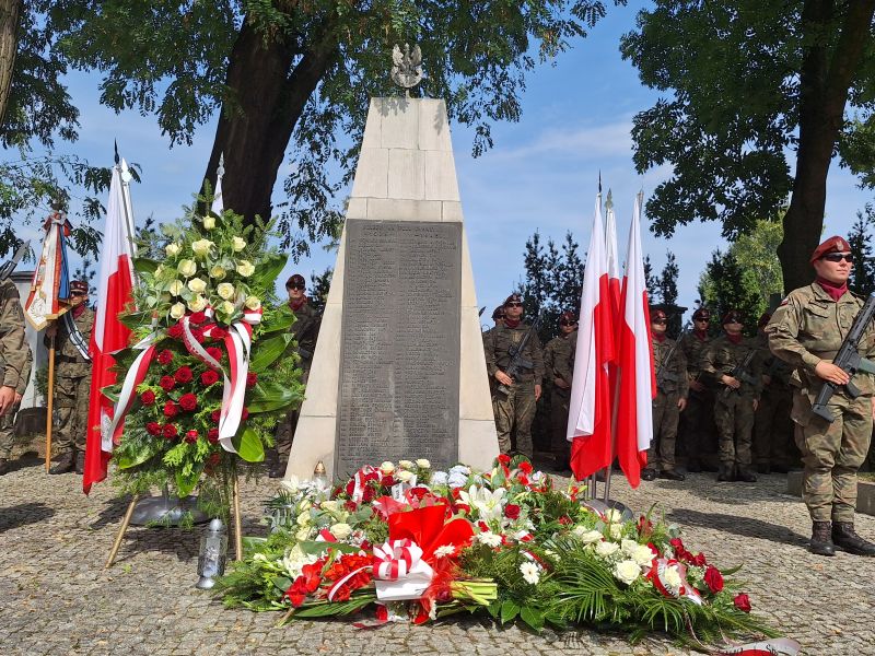 Na zdjęciu pomnik Poległych na Polu Walki w latach 1939-1945 z kwiatami złożonymi przez delegację z okazji rocznicy wybuchu II wojny światowej