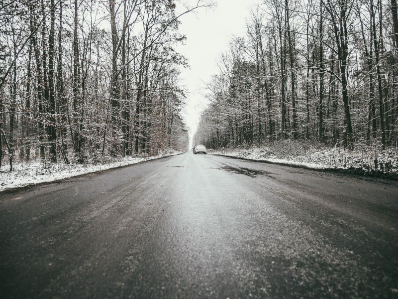 Na zdjęciu oblodzona droga przez las